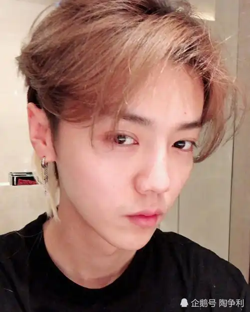 顶流男演员鹿晗素颜自拍曝光_腾讯新闻