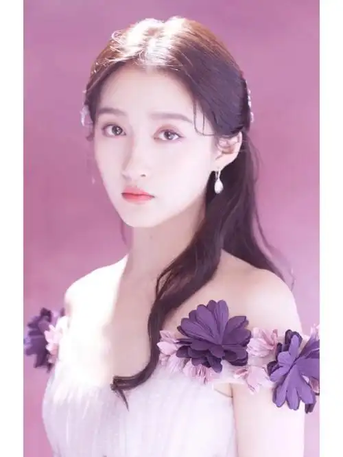 关晓彤2001年,出演电视剧《烟海沉浮》出道.