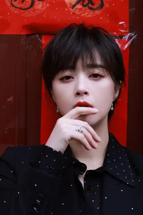 蒋欣短发造型女王气场魅力写真图片