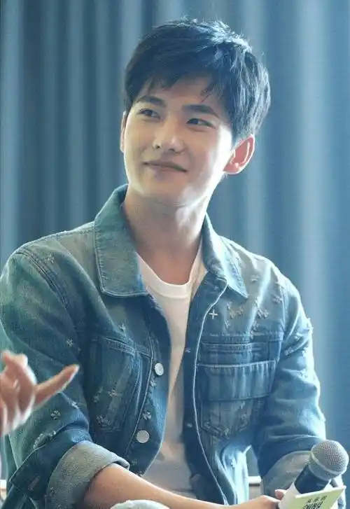 杨洋的俊朗颜值不是一般人能比的,一身牛仔套装,看着帅气又阳光_服装_