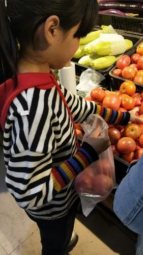 和妈妈一起去超市买菜