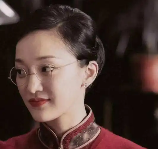 周迅不愧是民国大小姐年轻时穿旗袍娇俏灵动短发造型好水灵