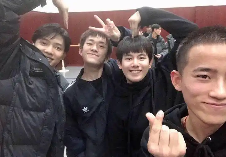 "宝藏男孩"胡先煦,曾与易烊千玺同寝,成年后大变风格