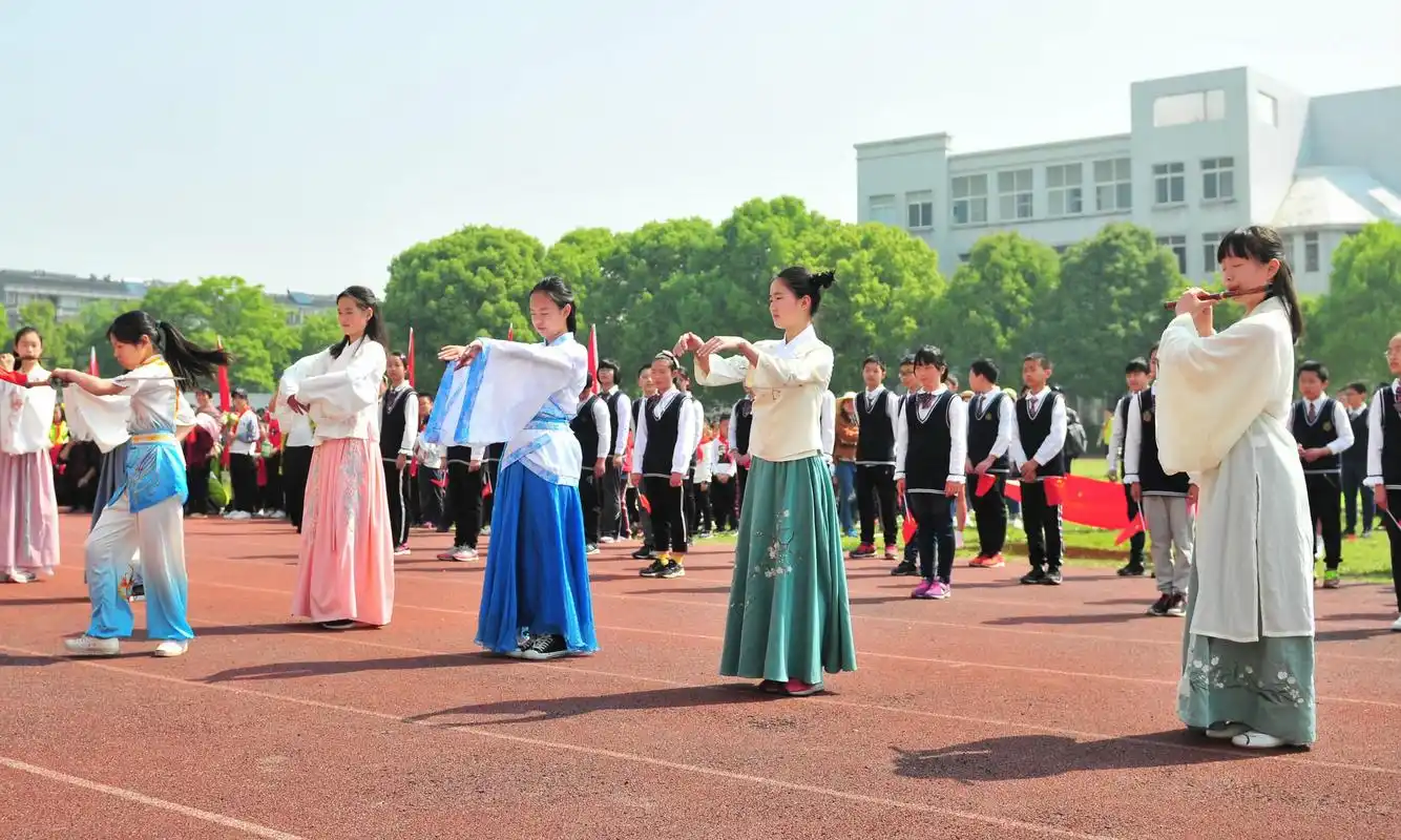 学样将汉服改为校服?网友:您觉得可能吗?