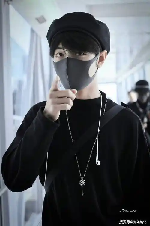 肖战现身上海机场,低调奢华的穿搭惊艳众人,舒适与时尚并存_造型_黑色