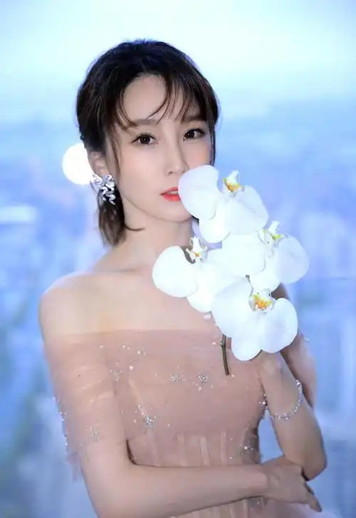 谢楠留长发了半扎发搭配粉色一字肩薄纱裙温柔又甜美