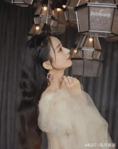 明明是顶流一线赵丽颖为何还遇到潜规则张艺谋一语道破真相