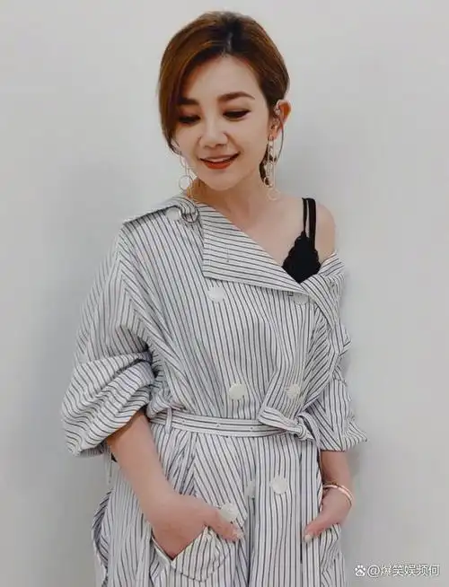 41岁梁静茹真会穿,及踝礼服配驴蹄鞋显高显瘦,155身高也能有范