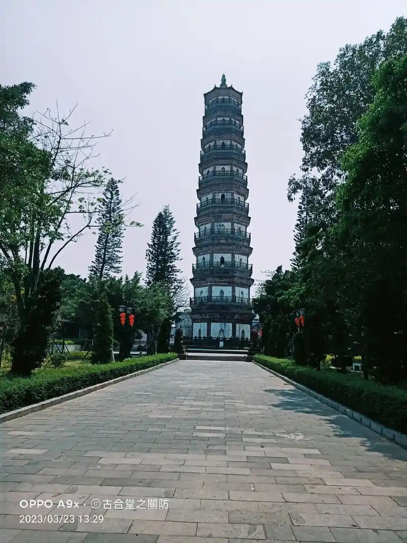 雷州三元塔塔基石雕,这里是整座三元塔 - 抖音