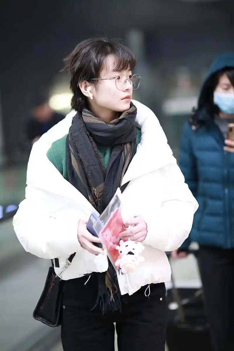 她就是最近被封禁的杨颖,也是十八九岁开始抽烟.