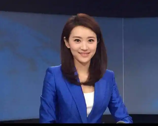 而女主播也是如此,她们也是穿着女士的西装,在发型上虽然可以染发