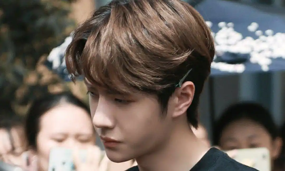 你想对出道五周年的王一博说什么?