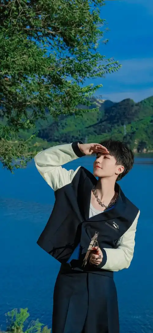 王俊凯elle四月刊封面##elle中法特别策划##王俊凯说发微博更像发