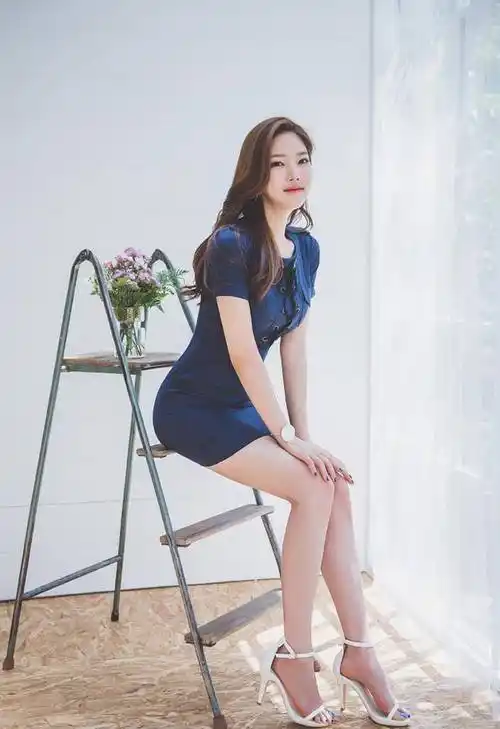 原创朴正允一身蓝色的连衣裙时尚诱人的身材你喜欢吗