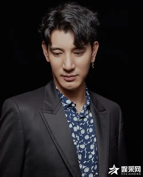 蒲巴甲新写真,英气十足散发着绅士优雅的魅力