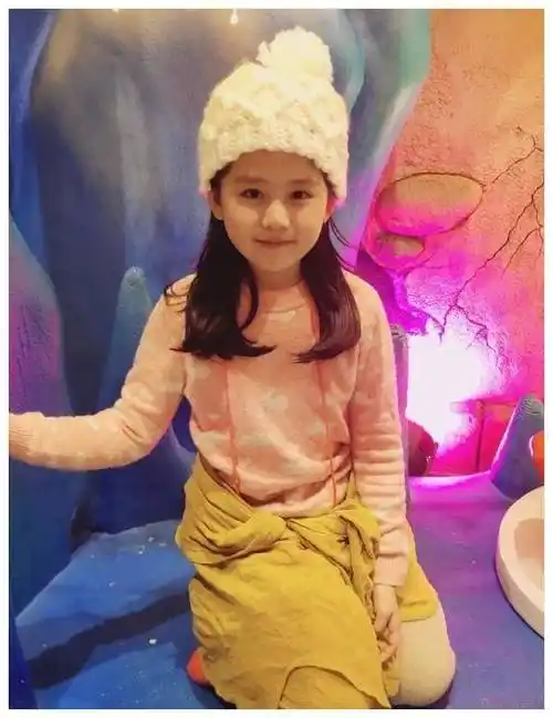 孙怡女儿乐童长大了今10岁会穿半腿袜凹出电棍腿特长