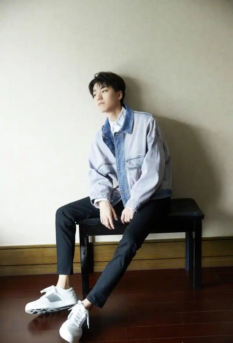 王俊凯牛仔外套搭配黑色长裤,清爽干净,俊朗帅气.