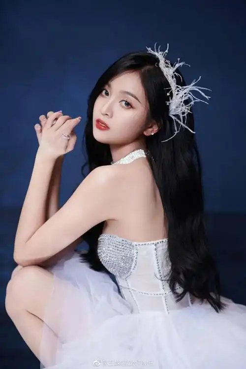 吴宣仪也有尝试,纯白造型是真的好美,而质感不一的羽毛一下就抓住了美