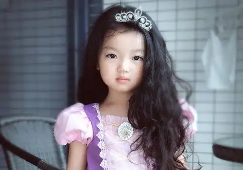 春季长发小女孩梳散发戴发饰做优雅小公主_发型师姐