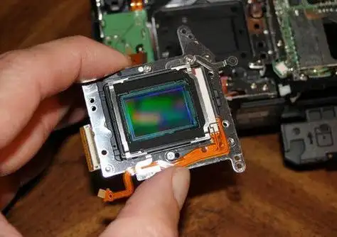 摄像机内部传感器分ccd和cmos两种,主要优势在于对光线的灵敏度,而后