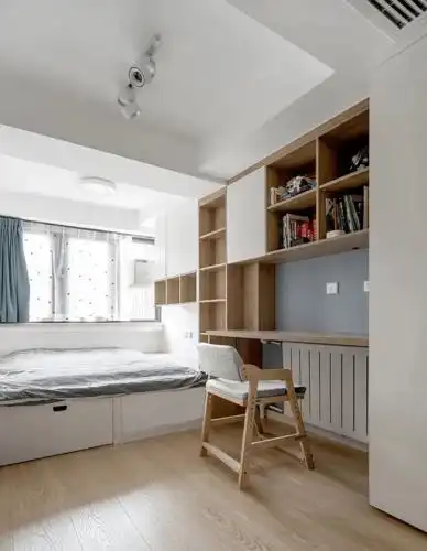 儿童房与客厅之间用玻璃推拉门作为隔断,靠儿童房一侧安装了拉帘,既