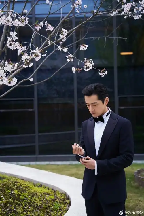 胡歌造型表现力好绝#胡歌这次的西装造型真的时尚感满满,低调内恋的