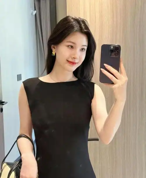 30岁的女性穿着黑裙展现成熟魅力