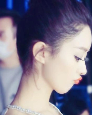 赵丽颖嘟嘴似愤怒小鸟 与吴亦凡拼夹筷一对高颜值太养眼