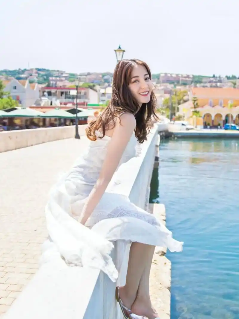 迪丽热巴婚纱照太美了. 白色婚纱唯美浪漫, 以希腊背景,展现异域风情.