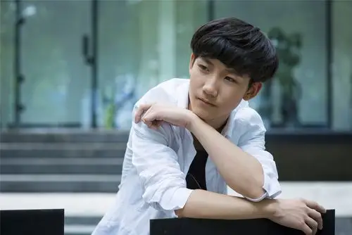 双胞胎小哥青涩写真 变身安静美少年