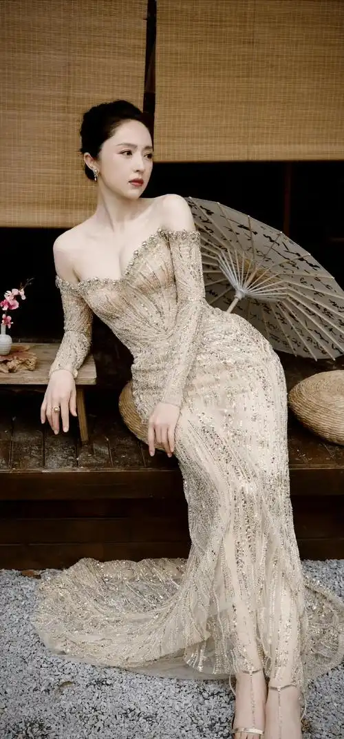 董璇不愧是"女神龙",穿香槟色礼服秀丰腴身材,比小姑娘更迷人