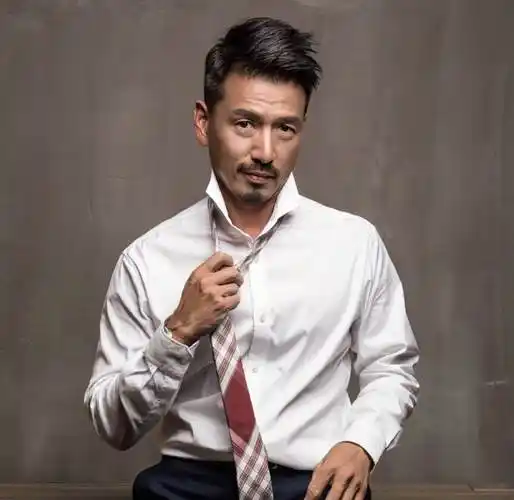 香港知名男星获封中老天花板,低调做豪门女婿,因太帅被同性纠缠