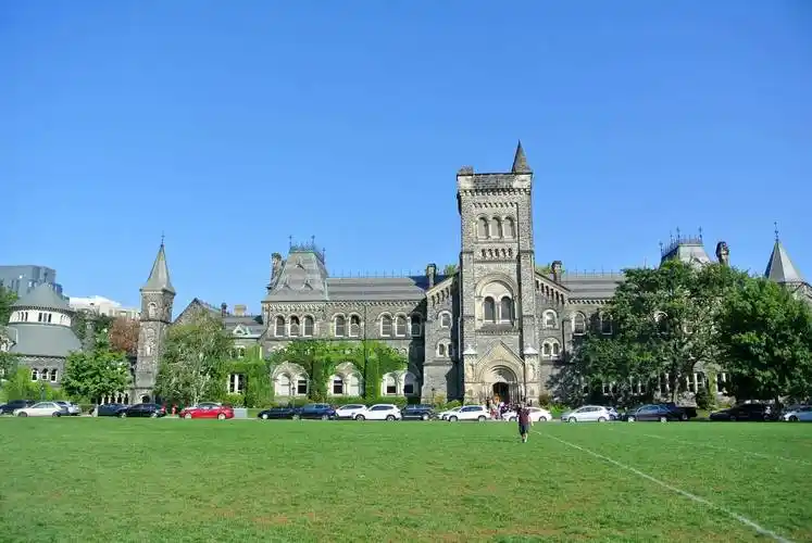 三大校区:圣乔治校区(utsg)位于多伦多市中心(主校区),士嘉堡校区和