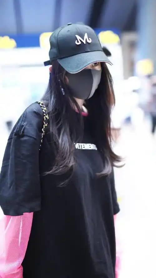 杨幂最新机场照,黑色t恤搭配粉色渔网,下身失踪风,酷中带甜!_计划