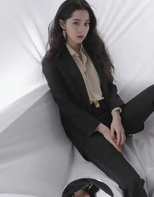 西装穿出少女感,欧阳娜娜的搭配又甜又时髦,职场小白学起来吧_西服