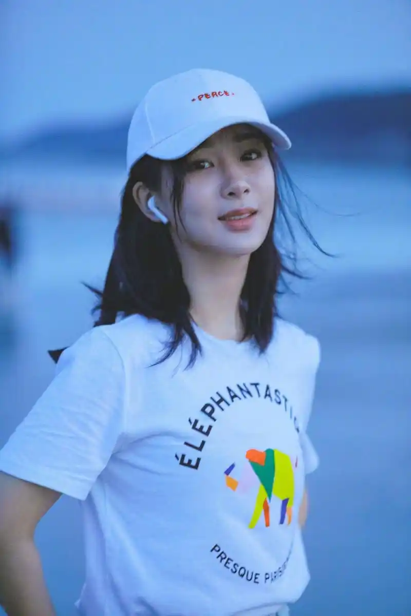 杨紫海边漫步素颜照流出,浅蓝色牛仔裤加小白t恤清新靓丽,很甜