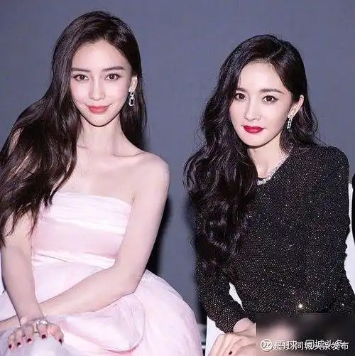 出道多年,互相之间关系很好,所以无论是在活动中还是私下都喜欢拍合影