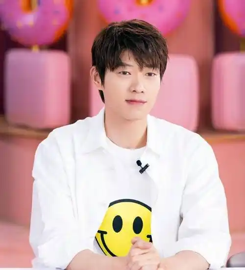 杨幂魏大勋资料图魏大勋资料图杨幂的资料图魏大勋现身杨幂在剧组看望