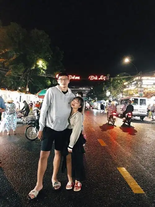 女孩身高1米45却爱上1米87的男孩,称男友高大能给她安全感