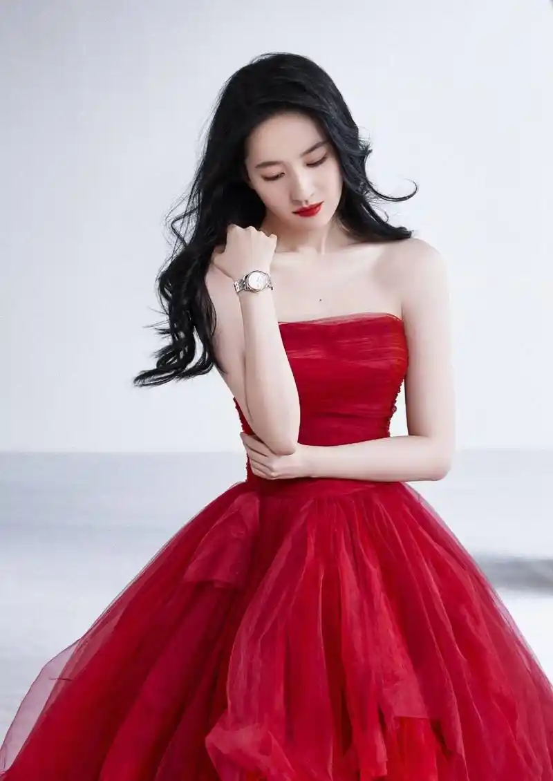 刘亦菲为证自己不胖,一次穿两条蓬蓬裙,秀出"手掌腰"打脸黑粉