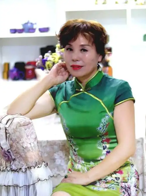 其它 爱上旗袍 写美篇摄影:伊郦:梅子. 时间:2019年.12.7日