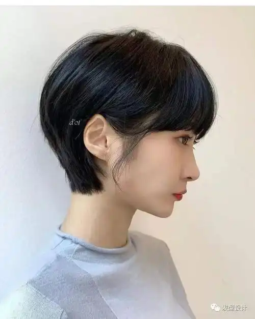 加上空气感又有层次感的挂耳短发设计,妥妥的就是一枚小仙女,适合学生