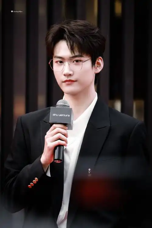 戴眼镜的帅哥超加分@into1-周柯宇