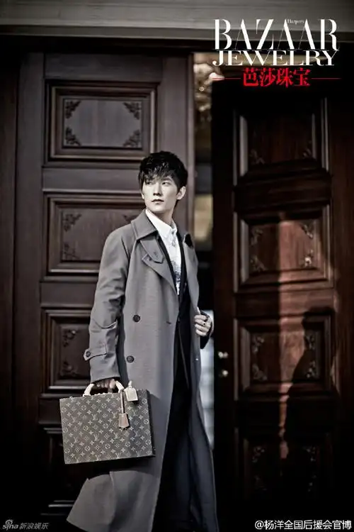 有一个杨洋,他有一些呆萌,他让人眼前一亮,有一个杨洋,他穿一袭风侣