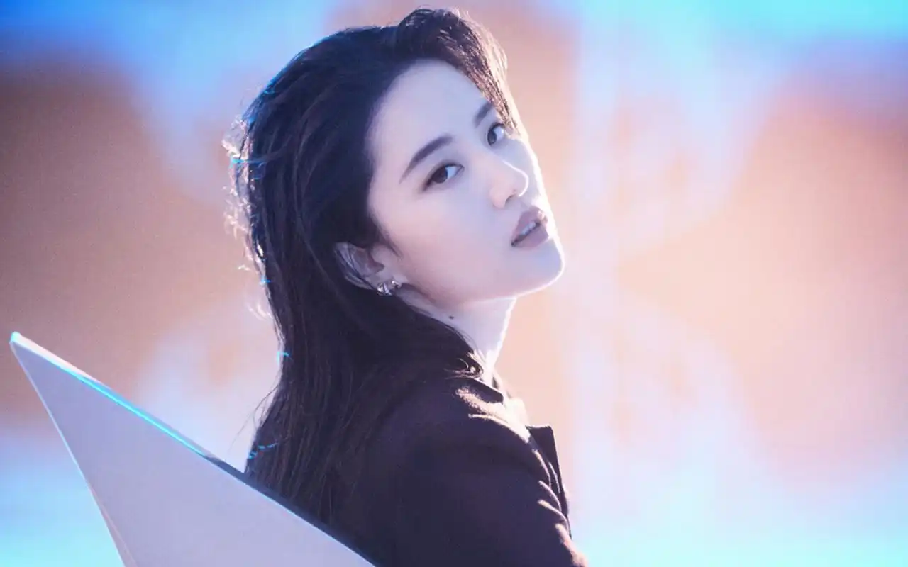 刘亦菲性感优雅高清桌面壁纸