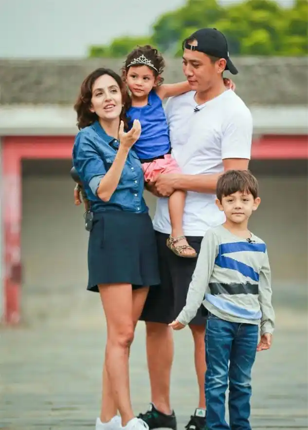 刘烨妻子安娜太有气质了吧!黑白配难掩优雅美,风采不输时尚花旦