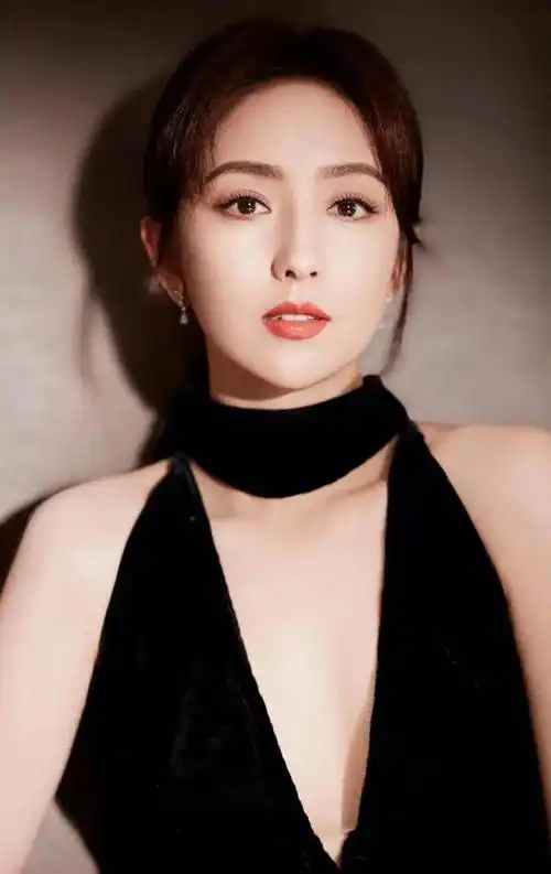 佟丽娅大露背美上热搜网友直呼离开前夫越来越好看了