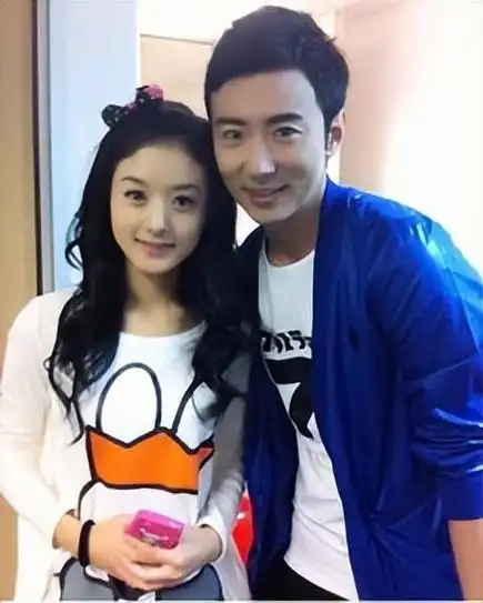 冯绍峰赵丽颖带孩子外出聚餐,回顾赵丽颖的三段感情