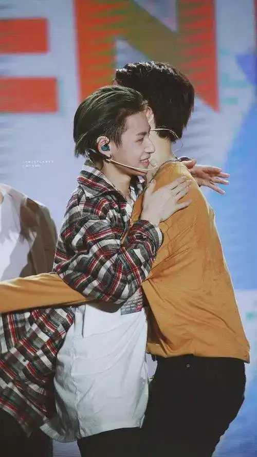 黄明昊爸爸抱小鬼妈妈np成员轮流抱小鬼为他庆生