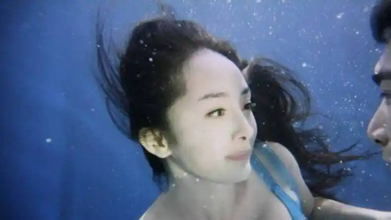 一开始盛传将会由邓伦饰演男主角,邓伦和杨幂在参加综艺节目《密室大